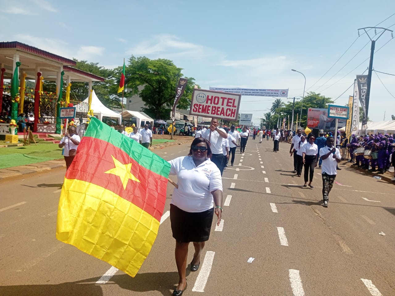 Drapeau camerounais porté lors du défilé de Seme Beach Hotel