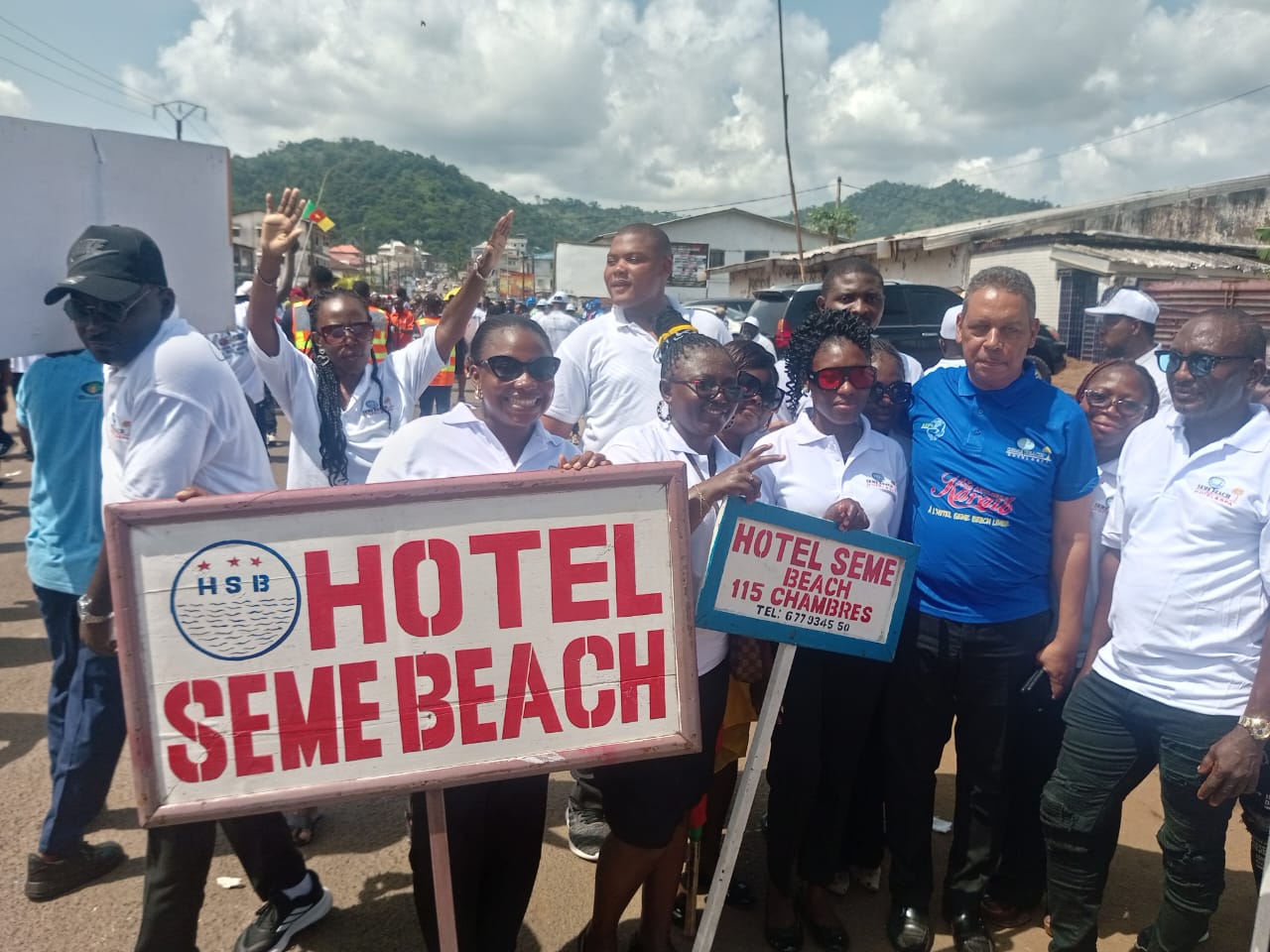 Défilé de présentation de Seme Beach Hotel dans les rues de Limbé