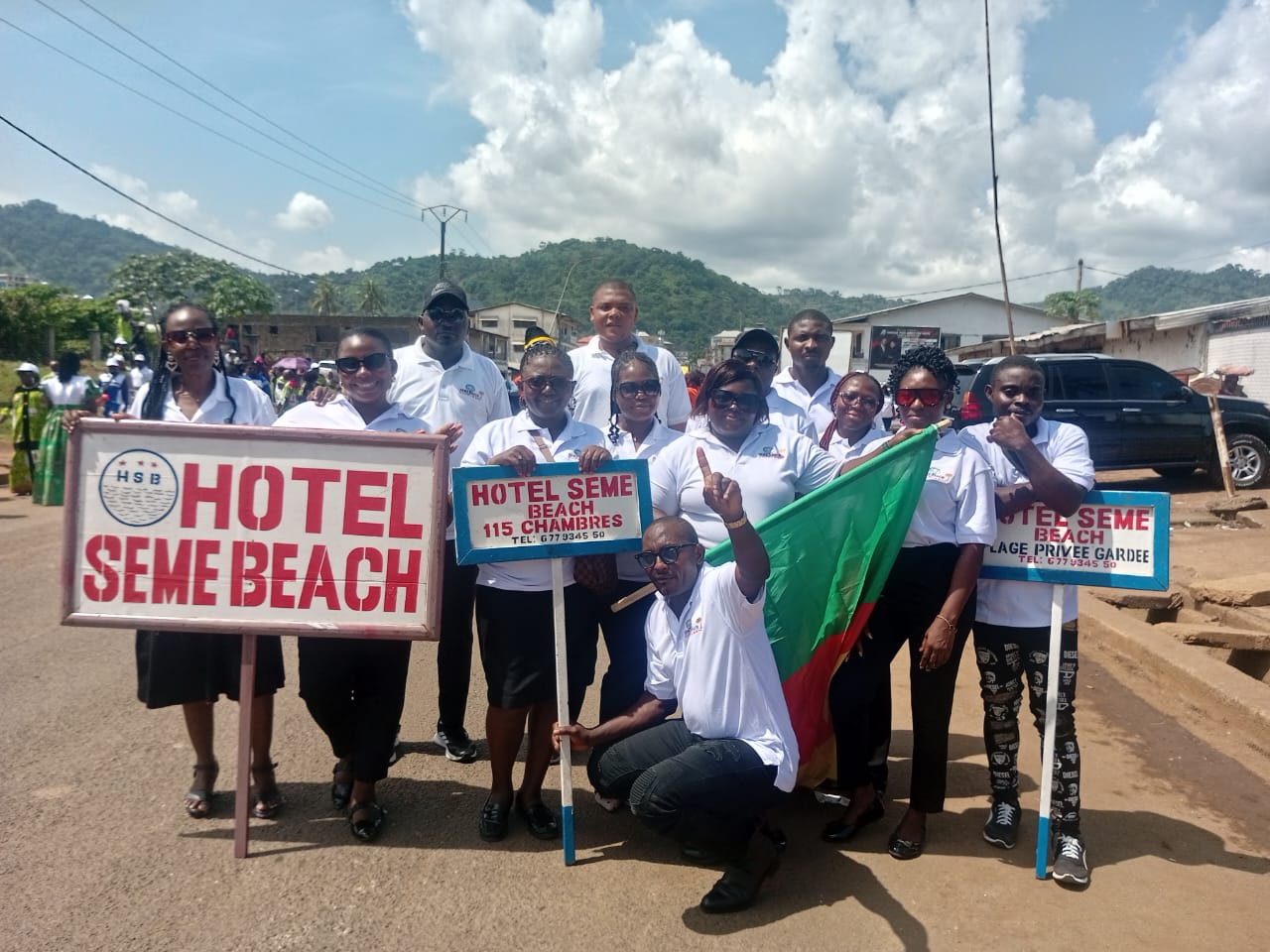 Équipe de Seme Beach Hotel défilant dans les rues de Limbé avec des pancartes