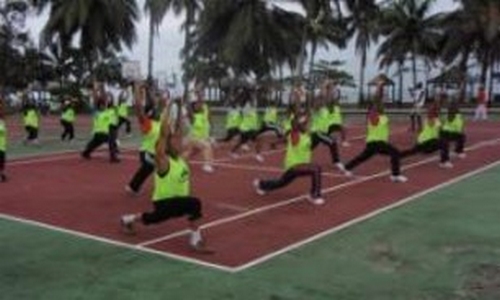 Séance de cardio-training collectif en plein air lors d'une Wellness Party à Seme Beach
