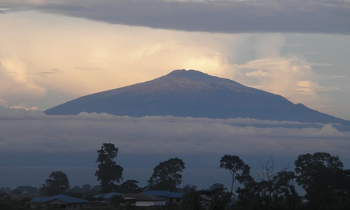 Le Mont Cameroun au crépuscule vu depuis Limbé