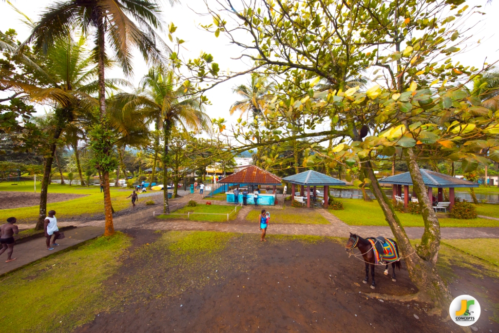 Parc animalier et gazebos de Seme Beach Hotel