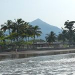 Plage avec cabanons et vue sur le Mont Cameroun depuis Seme Beach Hotel