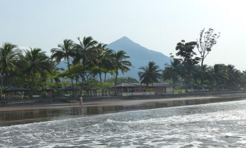 Plage avec cabanons et vue sur le Mont Cameroun depuis Seme Beach Hotel