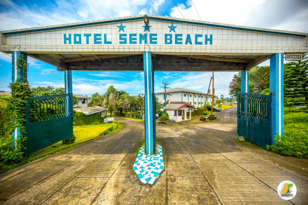 Portail emblématique de l'entrée de Seme Beach Hotel