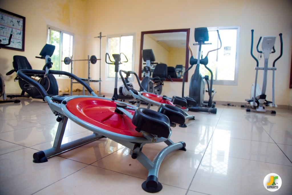 Espace de renforcement musculaire de la salle de fitness Seme Beach Hotel